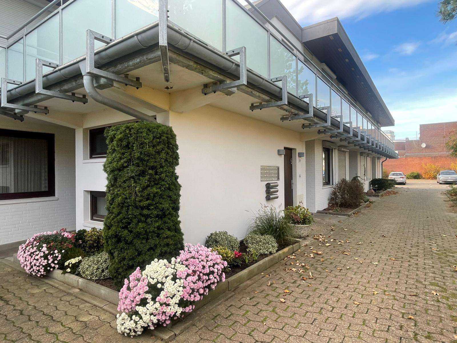 Wohnen mit Stil in Duhnen: Helle 40 m²‑Wohnung mit großzügigem Wohnbereich und Loggia
