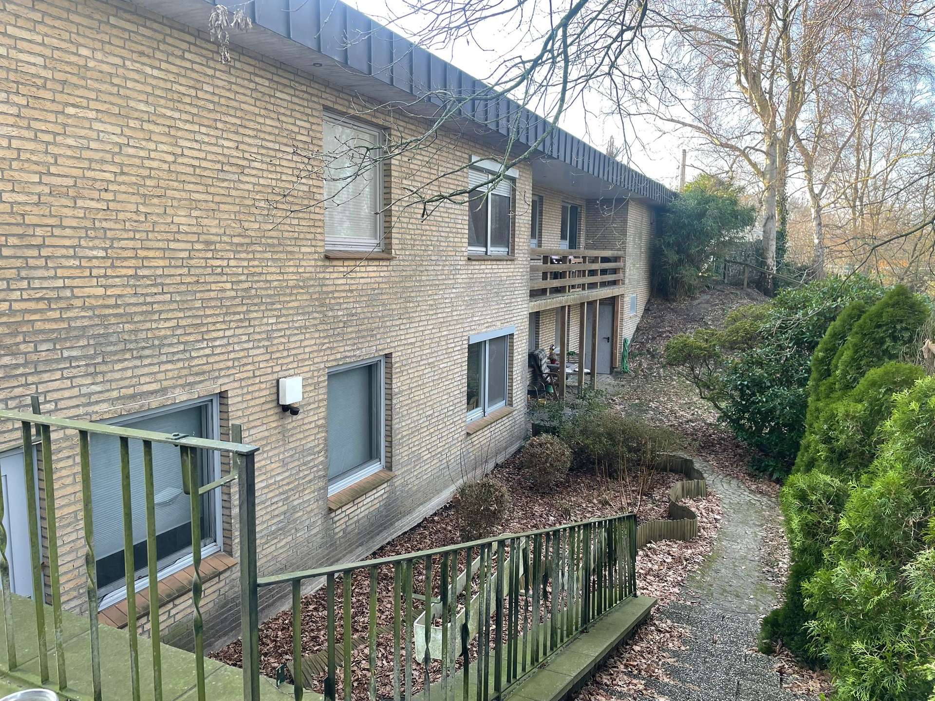 Exklusiver Bungalow mit großzügiger Wohnfläche und zwei Einliegerwohnungen