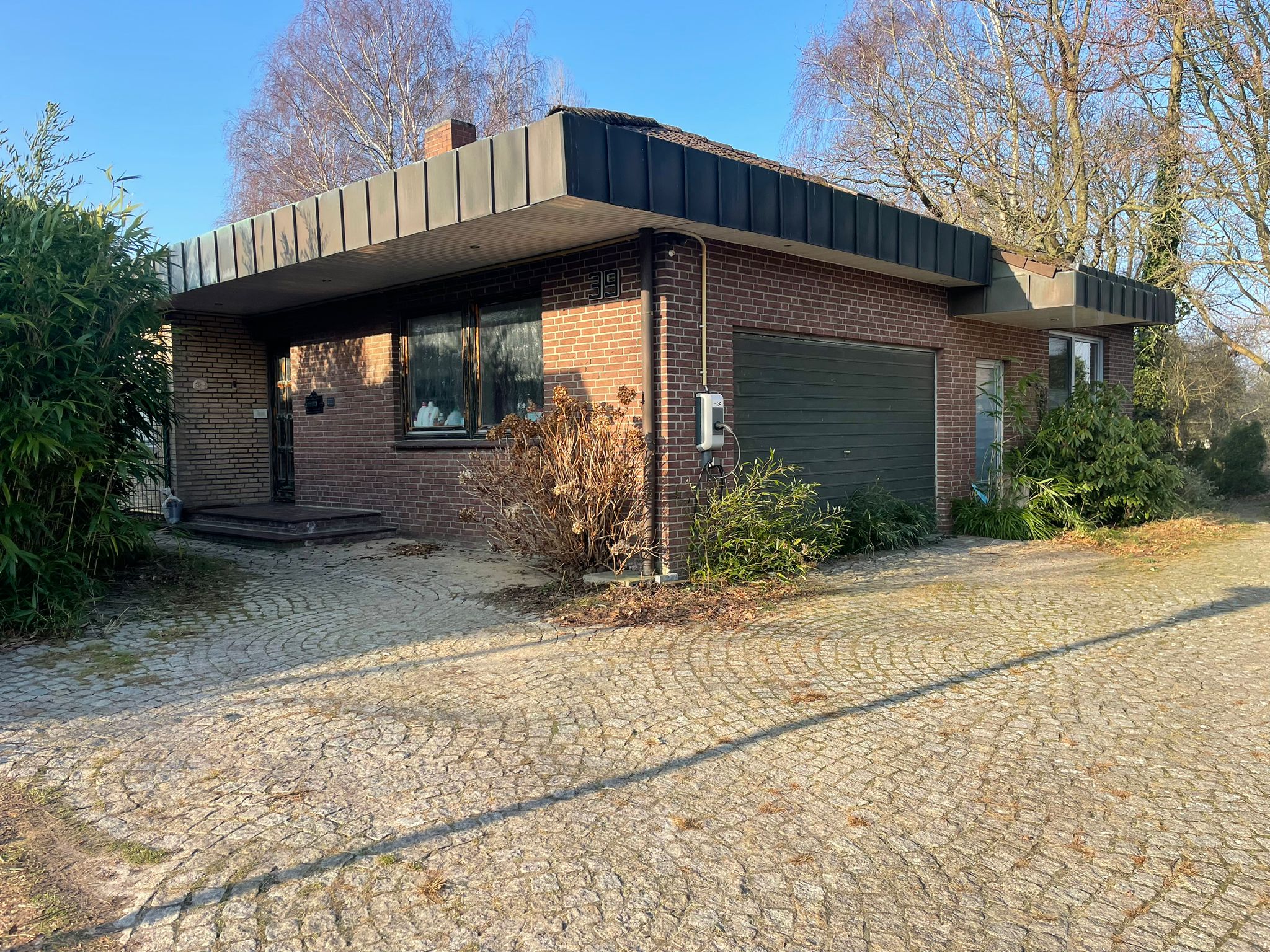 Exklusiver Bungalow mit großzügiger Wohnfläche und zwei Einliegerwohnungen