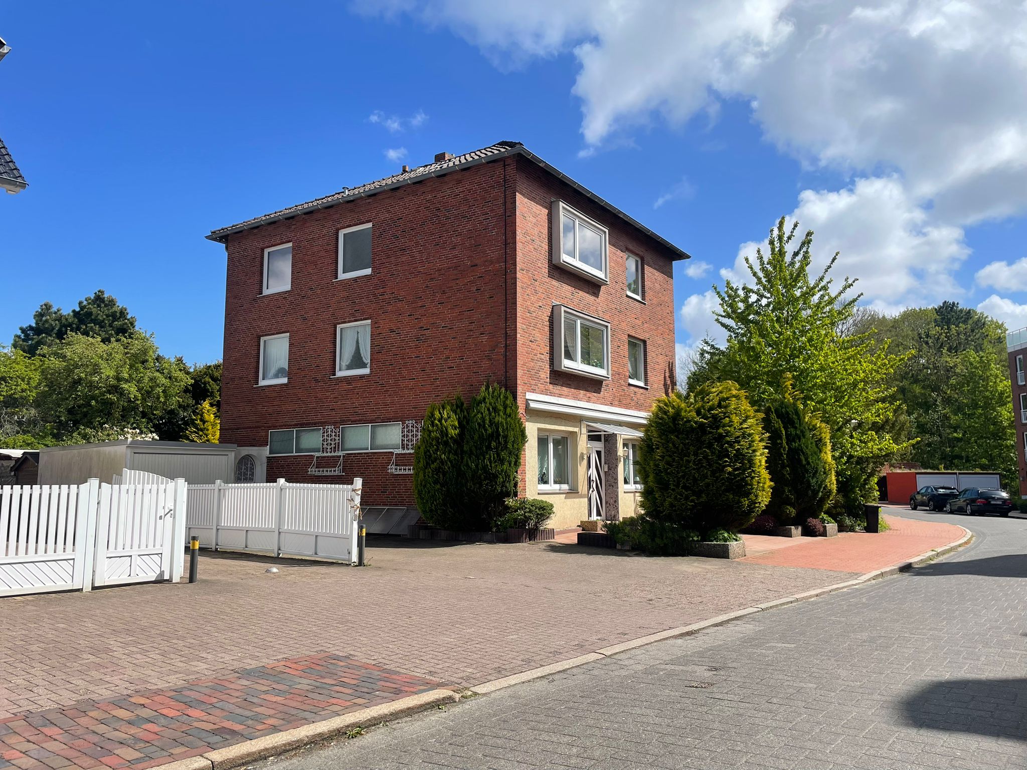 Großzügiges Mehrfamilienhaus mit Garten, Garage und ruhiger Wohnlage