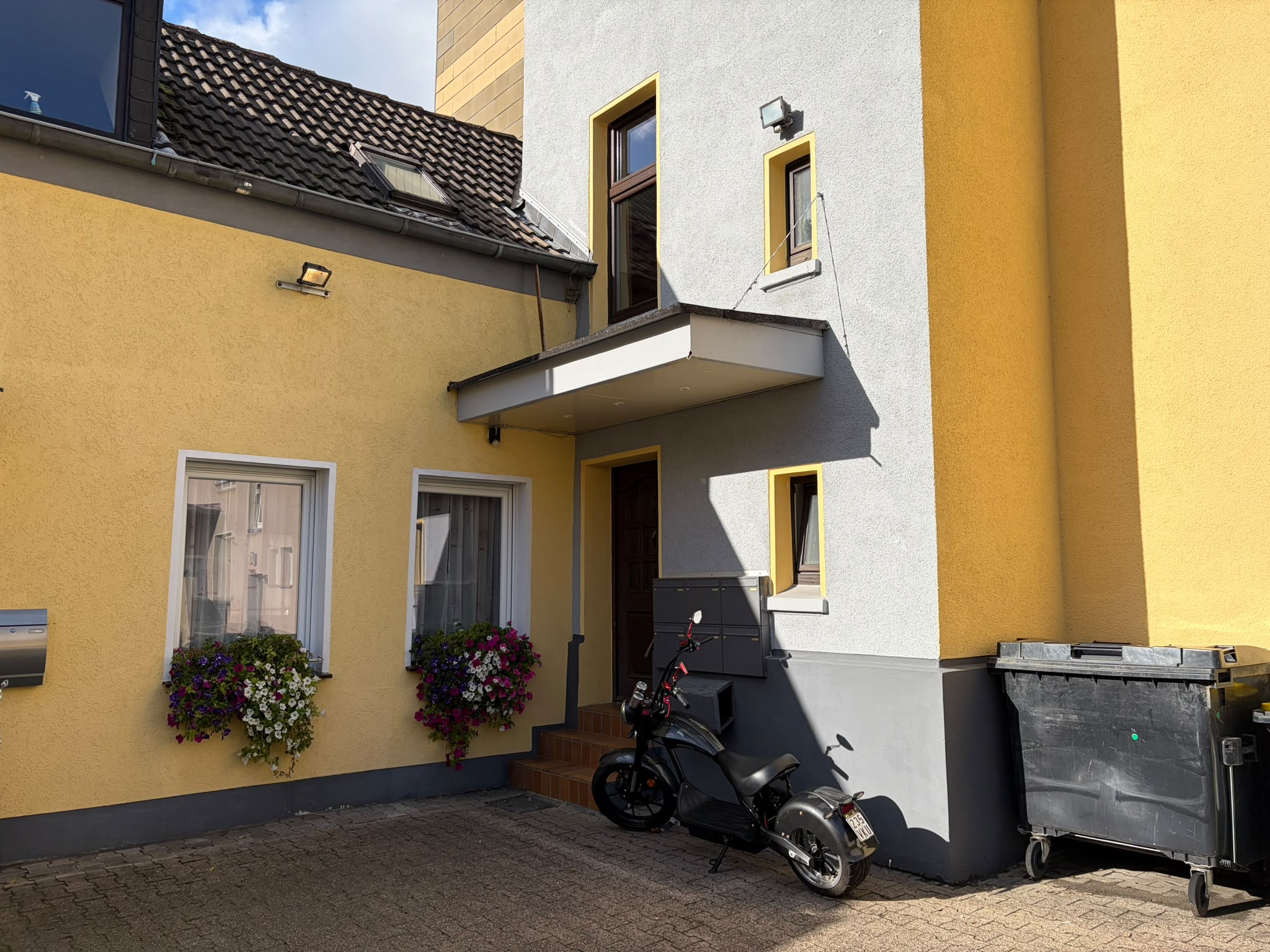 Gepflegtes Mehrfamilienhaus mit Anbau
