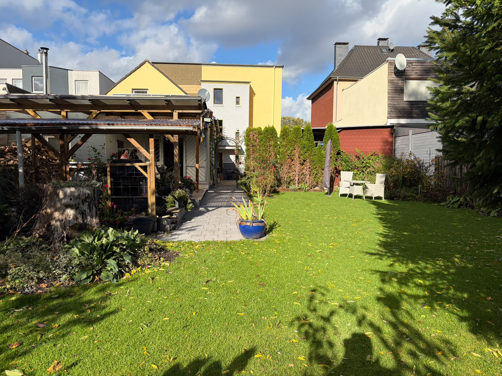 Gepflegtes Mehrfamilienhaus mit Anbau