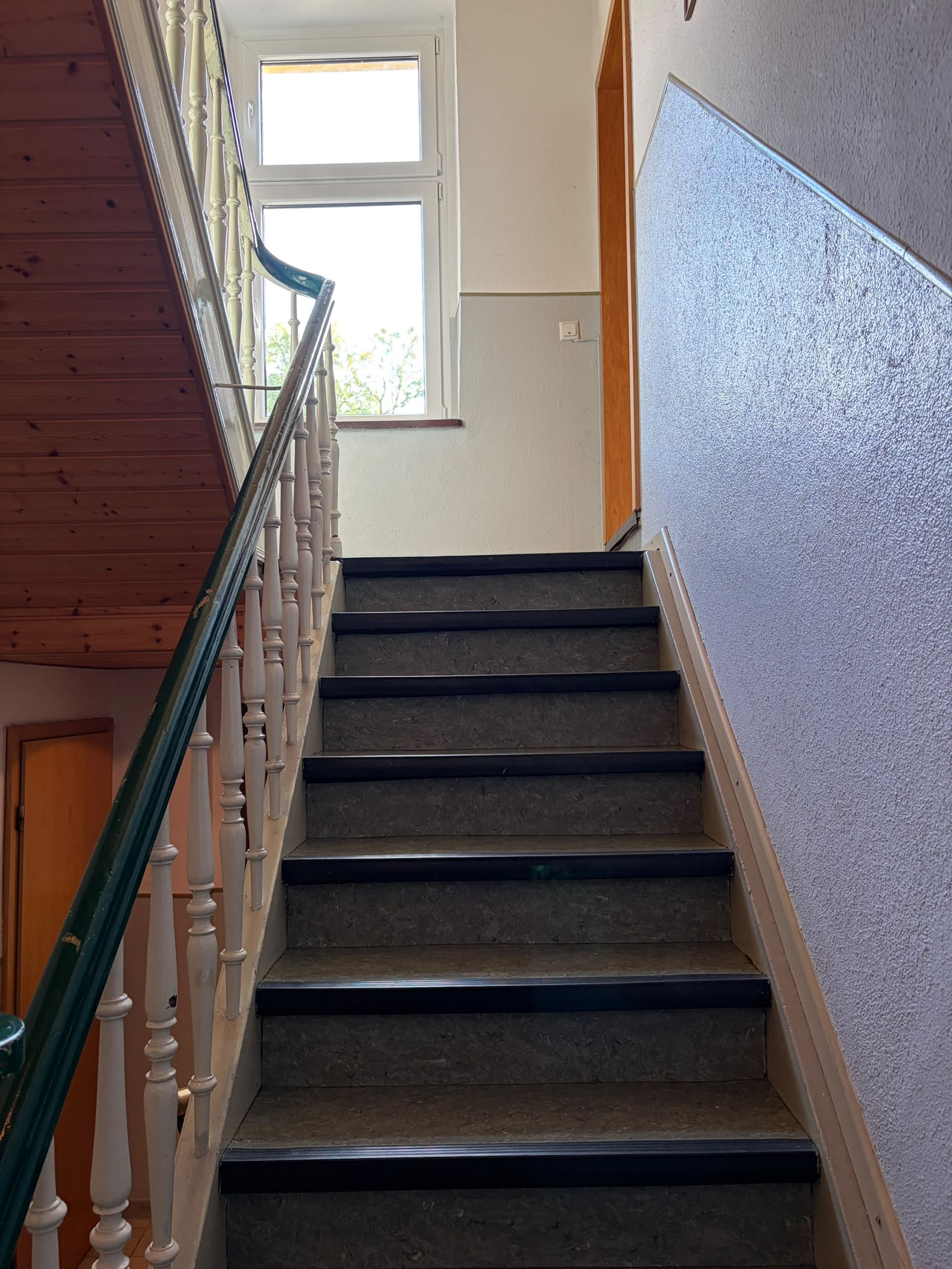 Gepflegtes Mehrfamilienhaus mit Anbau