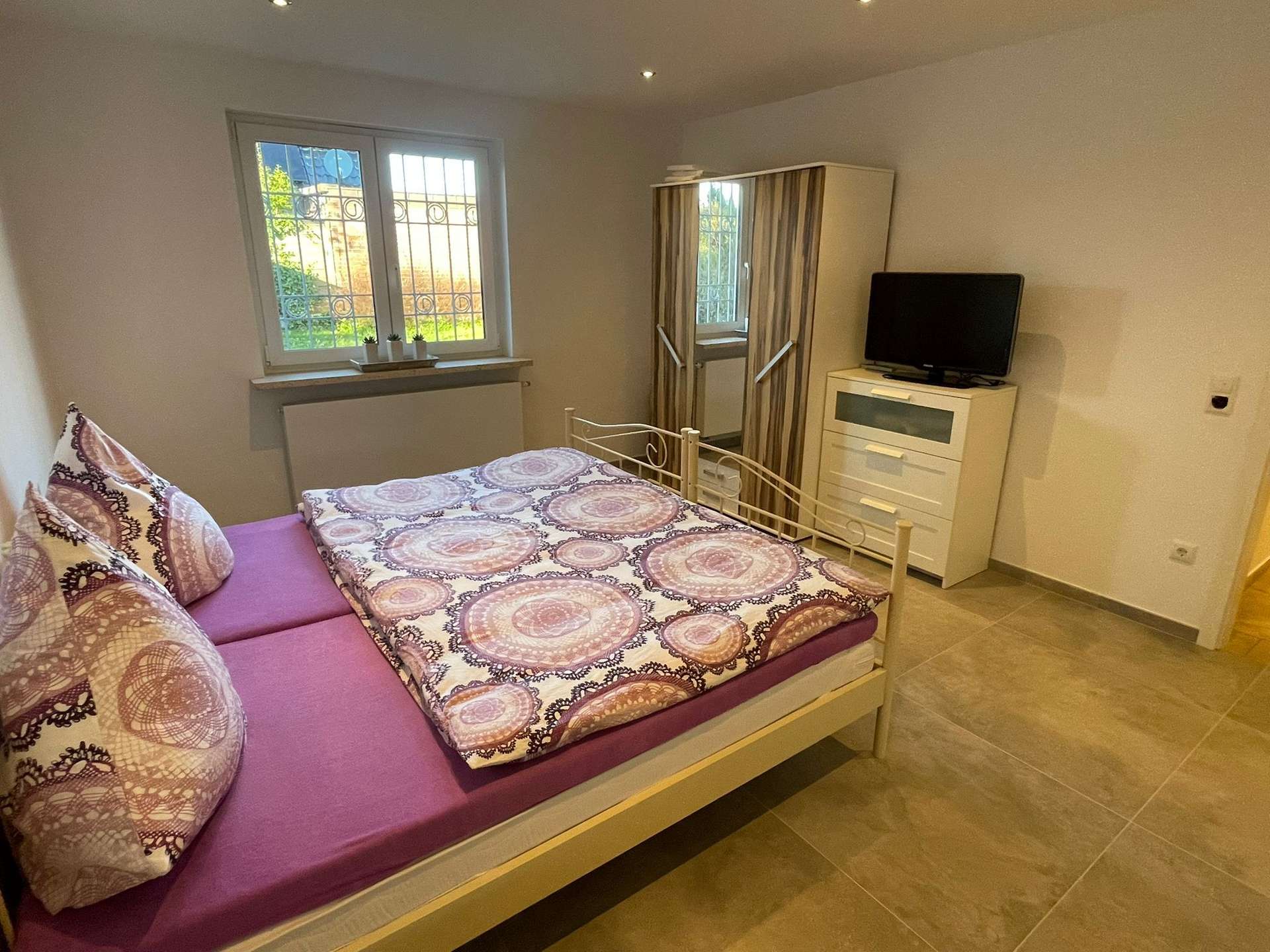Schlafzimmer 1